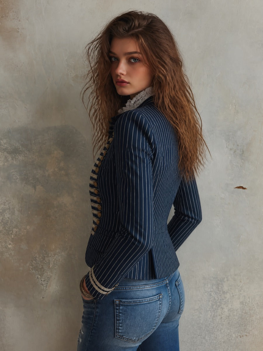 Blazer de Rayas Diplomáticas Estilo Militar para Mujer con Ribete Trenzado y Detalles de Botones - Azul Marino - S