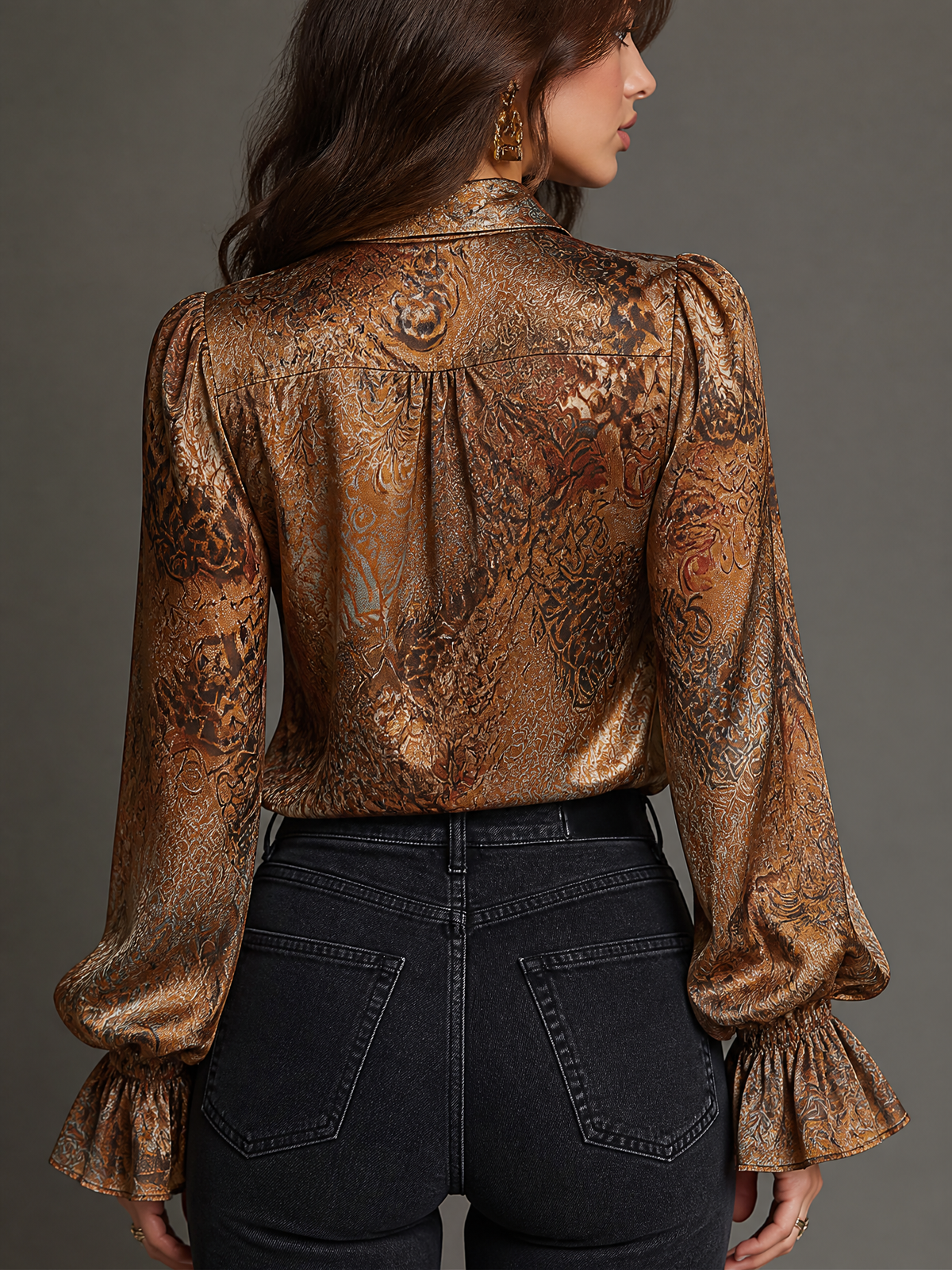 Blusa Vintage de Satín con Estampado de Cachemira, Olanes y Cuello en V - Caramelo - L