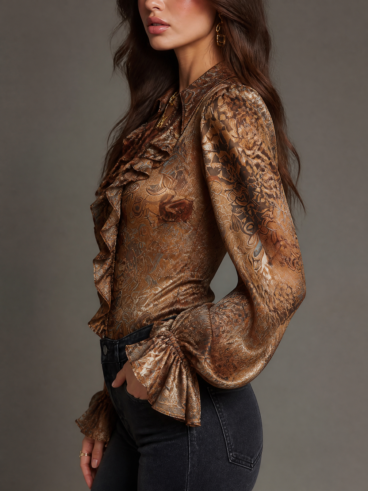 Blusa Vintage de Satín con Estampado de Cachemira, Olanes y Cuello en V - Caramelo - M