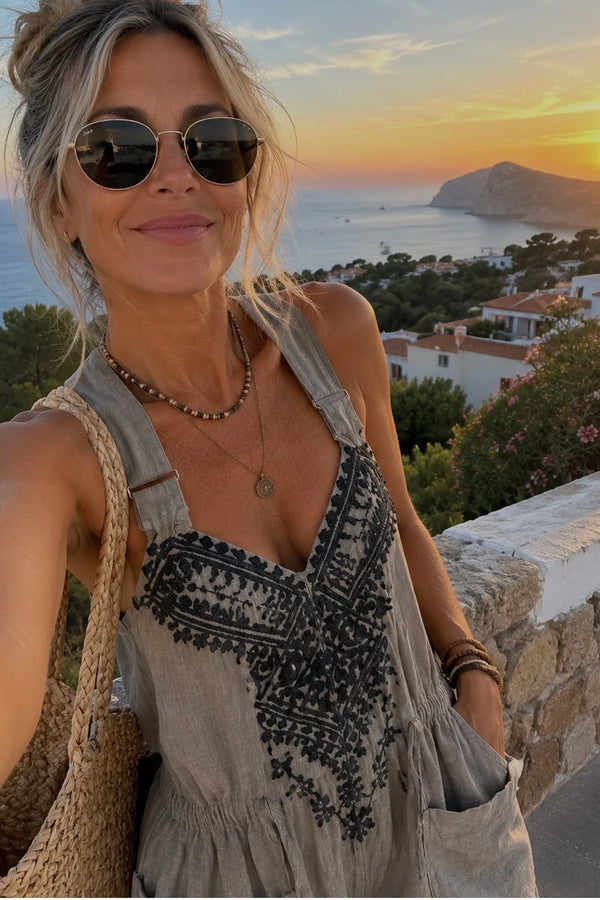 Clienta con prenda de Marta Boutique
