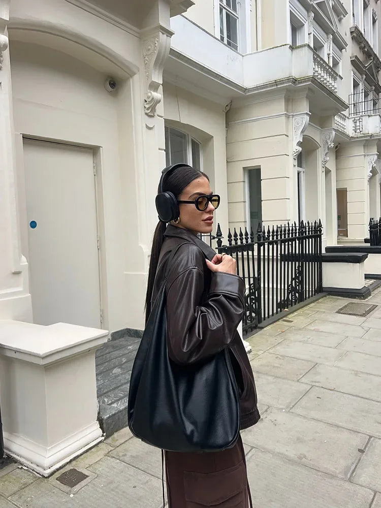 CHAQUETA DE CUERO NEGRA – PARA MUJER