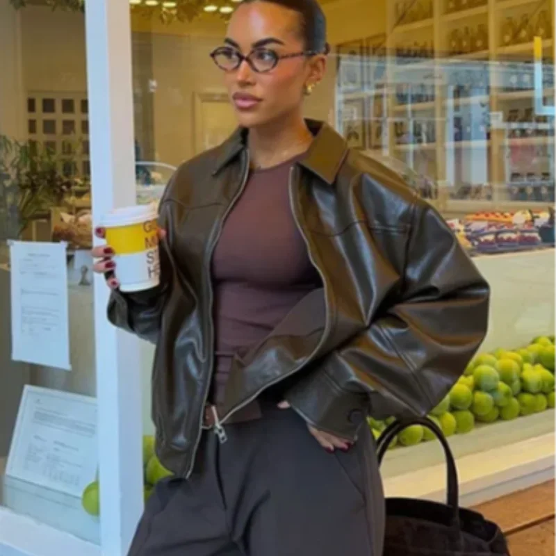 CHAQUETA DE CUERO NEGRA – PARA MUJER