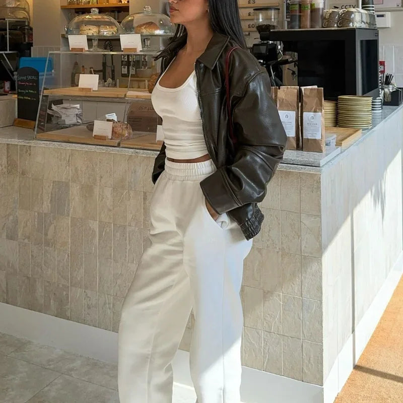 CHAQUETA DE CUERO NEGRA – PARA MUJER